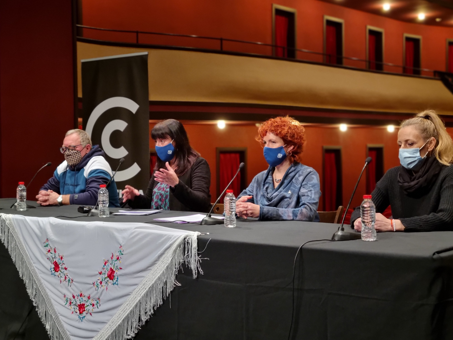 Representació de la FAC, l'alcaldessa i la regidora de Cultura