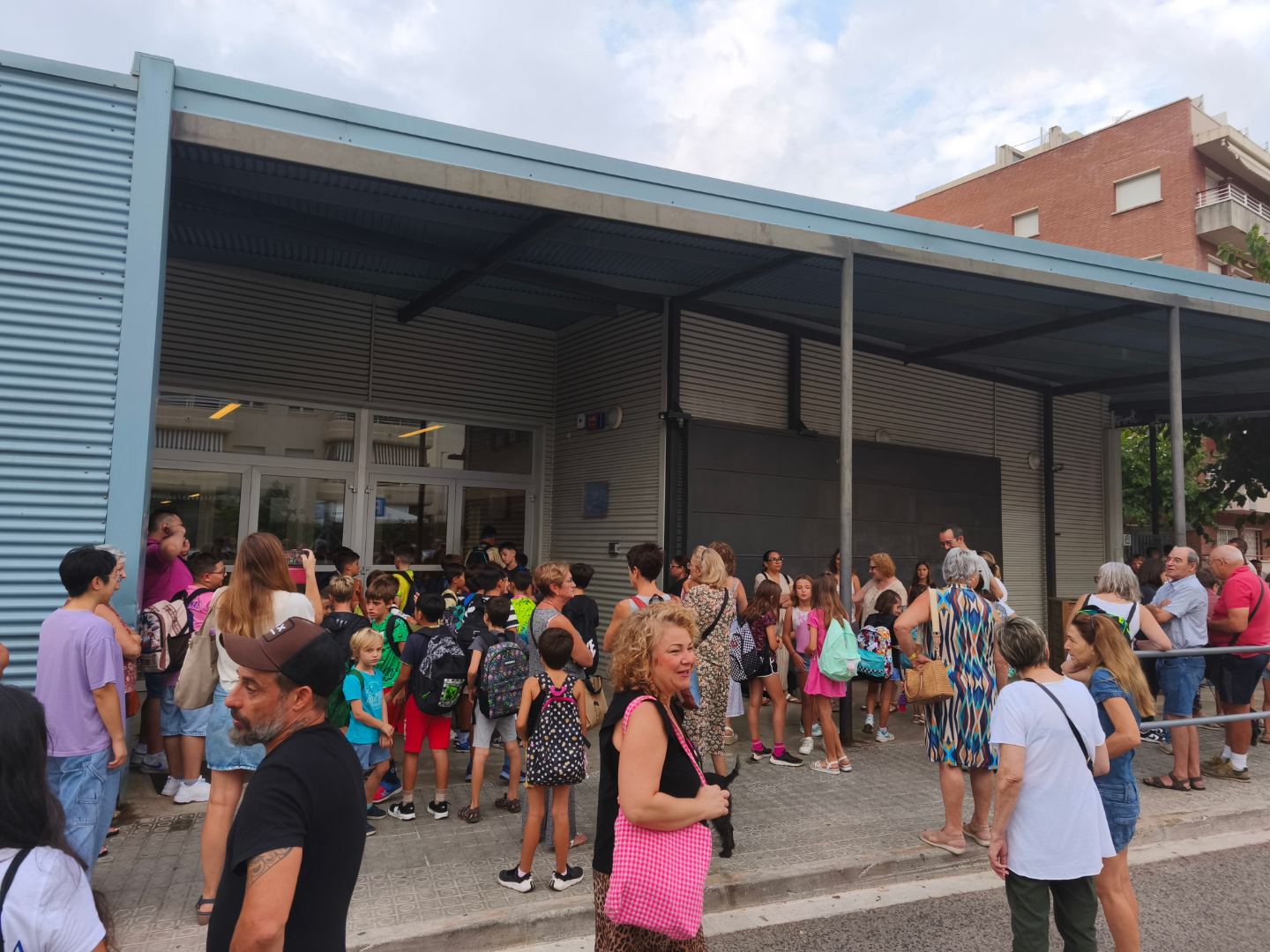 Esperant per a l'obertura de portes el primer dia de curs